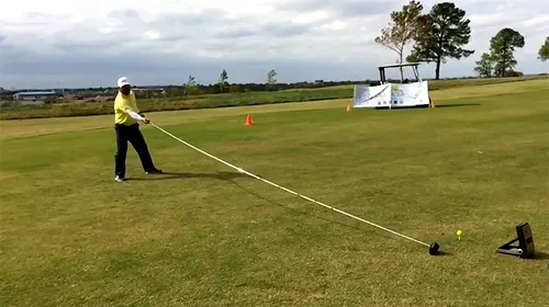 IMAGINEA ZILEI | Un jucător de golf a intrat în Cartea Recordurilor după ce a folosit o crosă de 6 metri