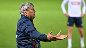 „El a stat doar în campionate unde se blătuia de la început la final. Totul era aranjat, bă!". S-a năpustit împotriva lui Mircea Lucescu, în direct, aşa cum nu a mai făcut-o nimeni