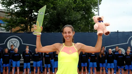 V-o mai amintiți pe Patty Schnyder? Mihaela Buzărnescu a învins-o pe jucătoarea cu victorii la 13 lideri mondiali din tenisul feminin și o poveste de film american, în finala ITF-ului de la Biarritz. Românca a ajuns la cinci trofee de simplu pe 2017