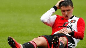 VIDEO | Simularea anului vine din Eredivisie. Un jucător de la Feyenoord s-a prăbușit pe gazon după o simplă atingere