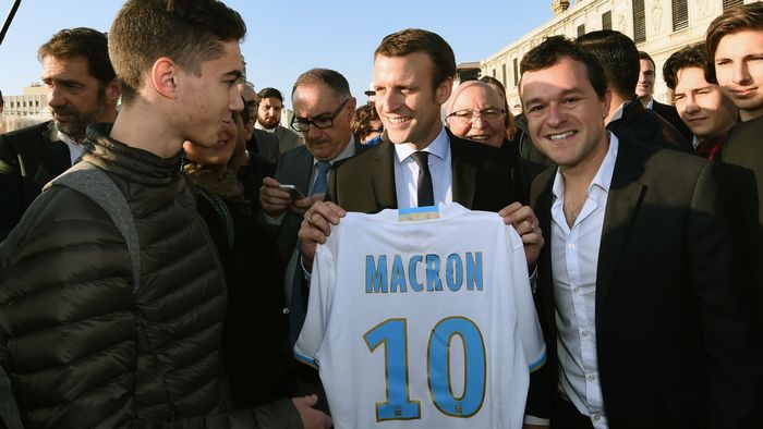 FOTO + VIDEO | Ziua fotbalist, noaptea președinte. Emmanuel Macron a fost legitimat la un club de fotbal în adolescență. Echipa pe care o susține neîncetat și sportul care-l mai ispitește 