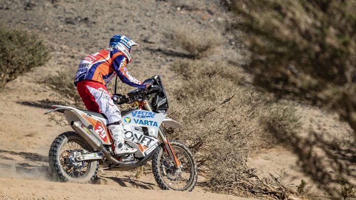 Emanuel Gyenes, lider la clasa Malle Moto după prima etapă a Raliului Dakar 2021. Reacția pilotului român: „A fost multă piatră pe prima specială”