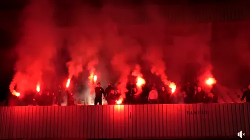 Atmosferă incendiară înainte de CS Hunedoara - FCSB! Jucătorii au fost așteptați cu torțe și fumigene la stadion | VIDEO