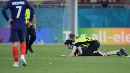 Momente uluitoare pe Arena Națională! Un suporter din Republica Moldova a pătruns pe teren în Franța - Elveția! | FOTO