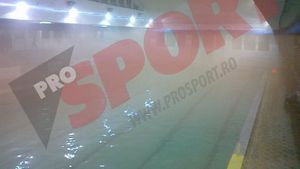 VIDEO Fanii Rapidului urăsc Steaua și la un meci de polo U 17!** Au umplut cu gunoaie bazinul și au făcut aerul irespirabil la Floreasca! Copiii s-au retras la vestiare