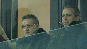 Becali: "Am avut încă 7 ocazii, numai Florin Costea a ratat vreo 4"** El e jucătorul care a scăpat de "ghilotină": "Îl tot criticam! Nu-l mai vând"