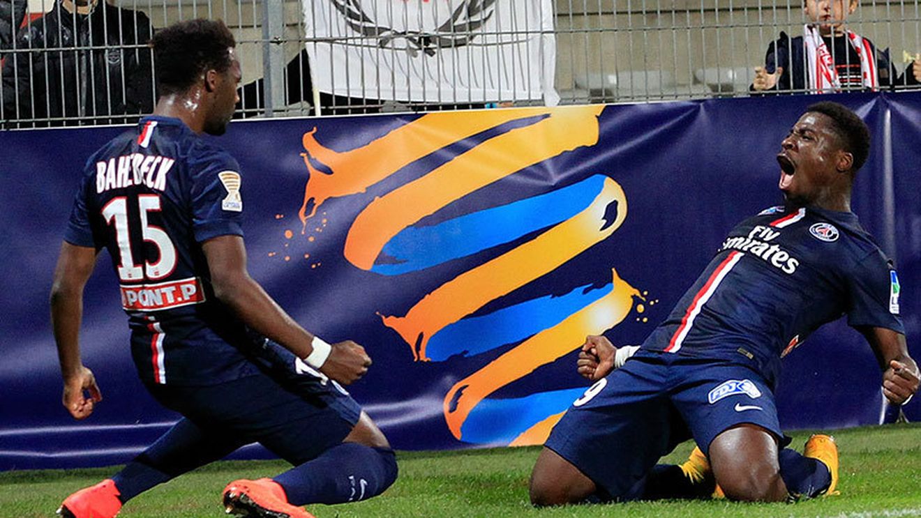 Afirmații incredibile făcute de unul dintre starurile lui PSG. A spus despre Blanc că ar avea o relație homosexuală cu Ibrahimovic. Jucătorul a fost suspendat pe termen nelimitat