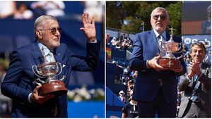 Ilie Năstase, omul zilei în tenisul mondial! Românul, aplaudat de toată lumea la Barcelona după ce i-a adus trofeul lui Carlos Alcaraz | FOTO