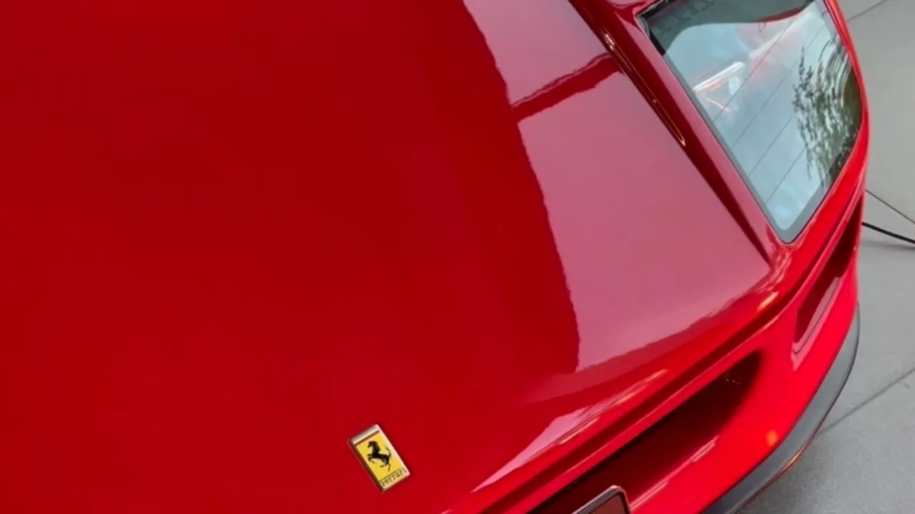 A găsit un Ferrari, daună totală, după 20 ani în care mașina a dispărut. A scos-o la vânzare cu 4.365.000 de euro: de ce costă atât, deși a fost distrusă