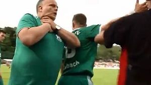 VIDEO | Isterie în "fotbalul mic" din Germania. Un antrenor a mimat primirea unei lovituri fatale în timpul unei altercații cu tehnicianul advers