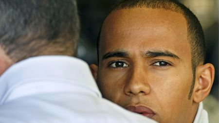 Monoposturile Toyota descalificate, Lewis Hamilton penalizat cu cinci locuri