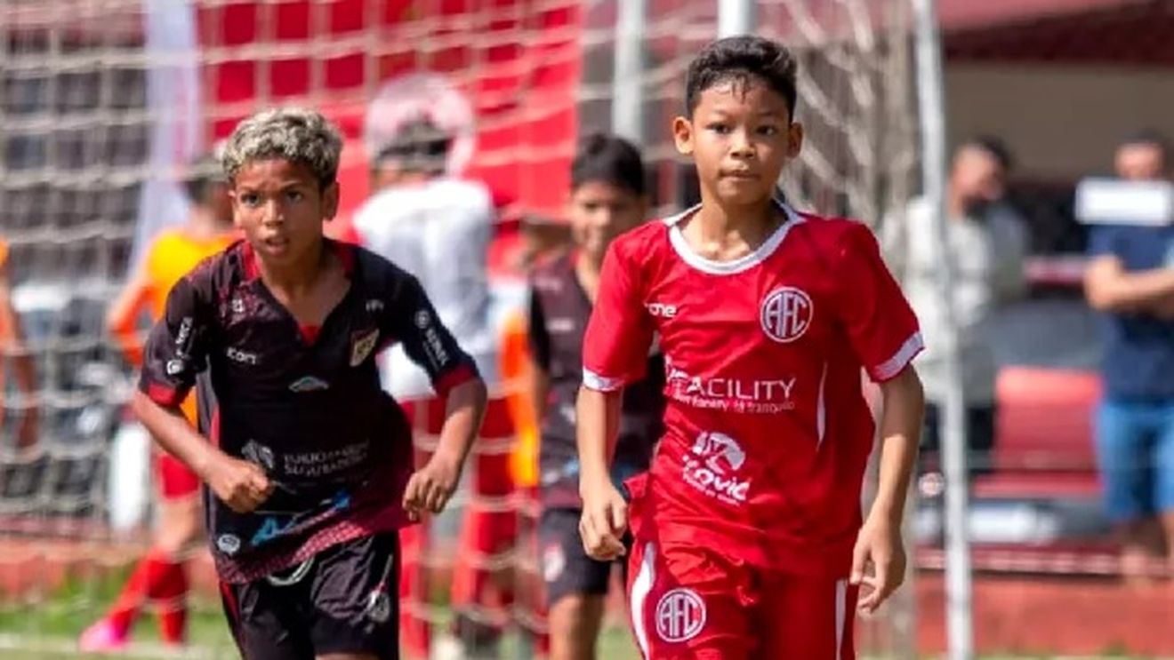 El este Hagi din Brazilia, copilul botezat cu numele „Regelui”, de un sud-american fascinat de Maradona din Carpați. E fotbalist acum şi joacă pentru Romario