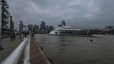 Miliardarul de 75 de ani și-a scos iahtul de 400.000.000 de euro pe care abia și l-a cumpărat. Are 3 etaje, 3 piscine și heliport