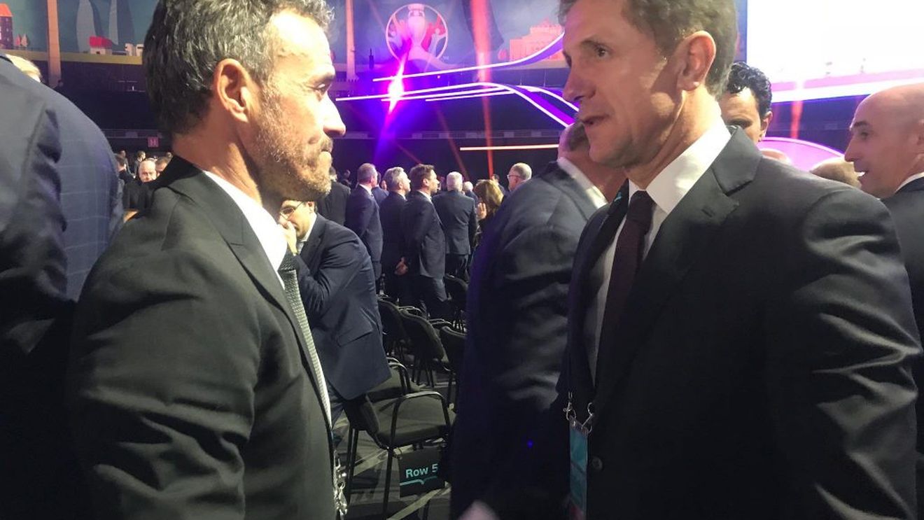 Imaginile zilei la tragerea la sorți. Luis Enrique l-a îmbrățișat pe Gică Popescu, Gullit și Casillas au trecut prin mâna fetelor de la machiaj