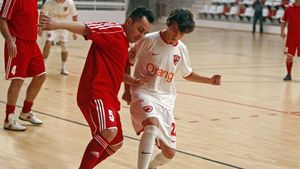 FOTO | Fanii echipei Dinamo au organizat un meci demonstrativ cu scopuri caritabile. Florentin Petre și-a învins fiul, pe Patrick. Kiriță: "Pe ăsta al lui Petre l-am controlat puțin la glezne"