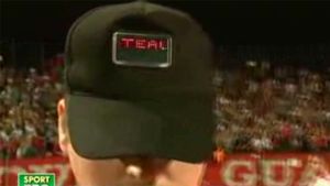 VIDEO Ultima invenție 'importată' de "câini": șepcile care o înjură pe Steaua!