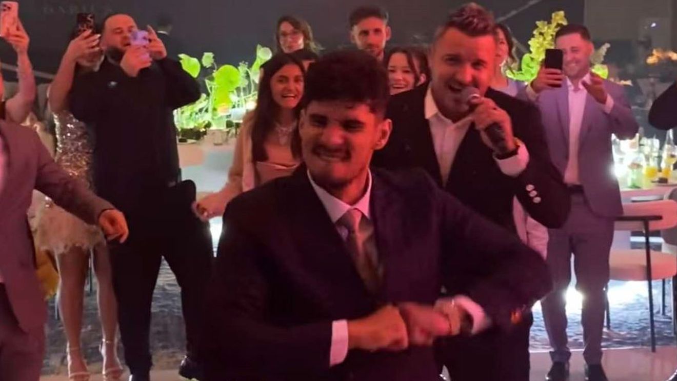 Imagini demențiale cu Florinel Coman! A dansat ca un arab pe manelele cântate de Constantin Budescu la nunta lui Darius Olaru