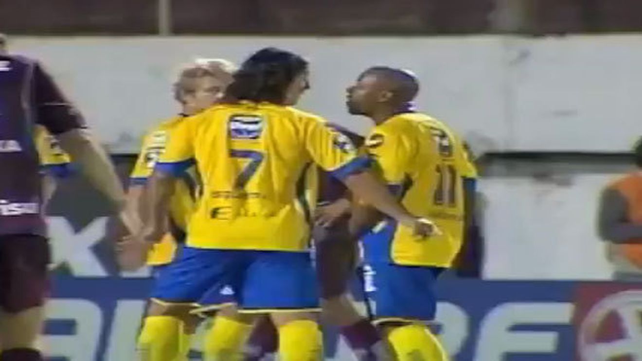 VIDEO** Gest prostesc făcut de fratele lui Cavani! Și-a lăsat echipa în "10", după ce a fost eliminat pentru că și-a bătut un coechipier