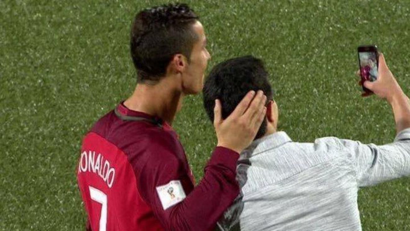 VIDEO | "Intrusul" de pe teren s-a îndreptat către Ronaldo. Cum a reacționat portughezul. Faza acestei etape din preliminariile Campionatului Mondial