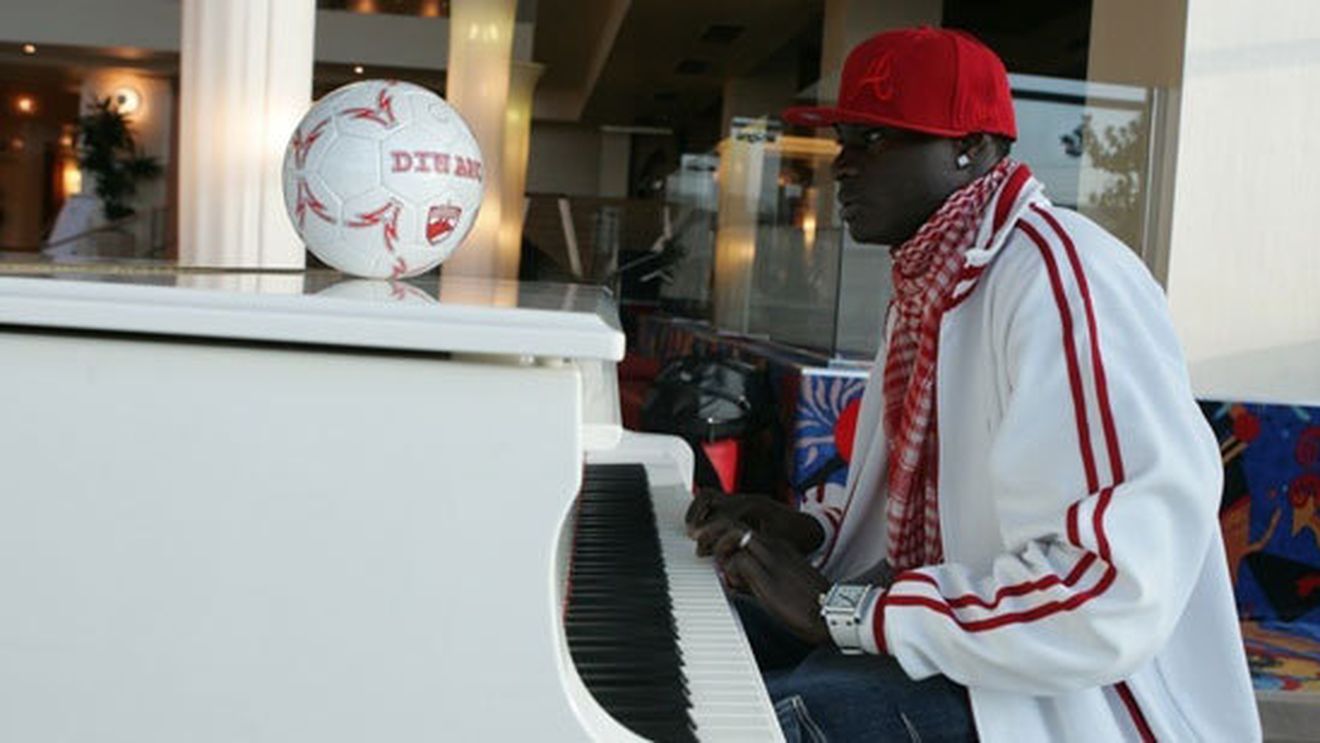 Dinamo o transferă pe nevasta lui N'Doye! Soția, pe post de bonă