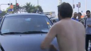 FOTO | Mașina lui Van Persie, asaltată de un bărbat beat: "Trișorule. Robben, trișor împuțit"