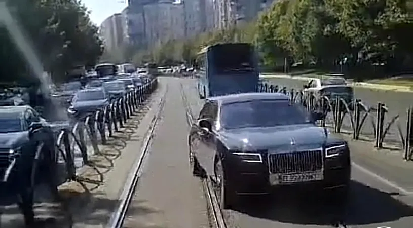 Rolls-Royce-ul lui Gigi Becali face legea pe șinele de tramvai din București! Cum a fost surprins bolidul miliardarului în timp ce face manevre ilegale | VIDEO