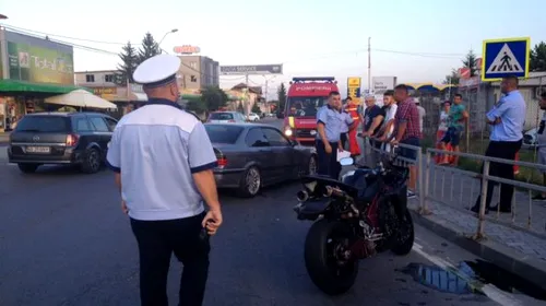 VIDEO | Incident incredibil! Șoferul unui BMW a tras mașina în fața unui motociclist, iar apoi a vrut să-i aplice o corecție fizică împreună cu prietenii săi! Motociclistul a luptat în <i class='ep-highlight'>galele</i> K1 și a făcut parte din trupele speciale