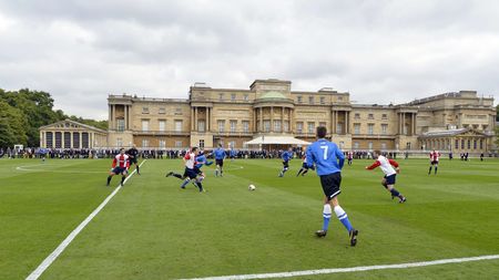 FOTO: Primul meci de fotbal jucat la Palatul Buckingham. Prințul William: "Dacă spargeți vreo fereastră, răspundeți în fața Reginei!"