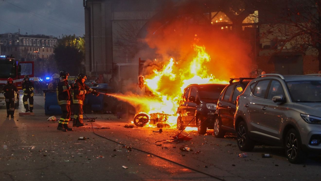 Bătăi de stradă înaintea meciului dintre echipele lui Dan Șucu și Cristi Chivu: trei polițiști au ajuns la spital, o mașină a fost incendiată!