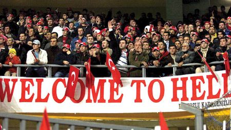 Mărturii din INFERN:** "Fanii te iau de la încălzire!" 50 de mii de fanatici și o atmosferă irespirabilă așteaptă naționala la Istanbul