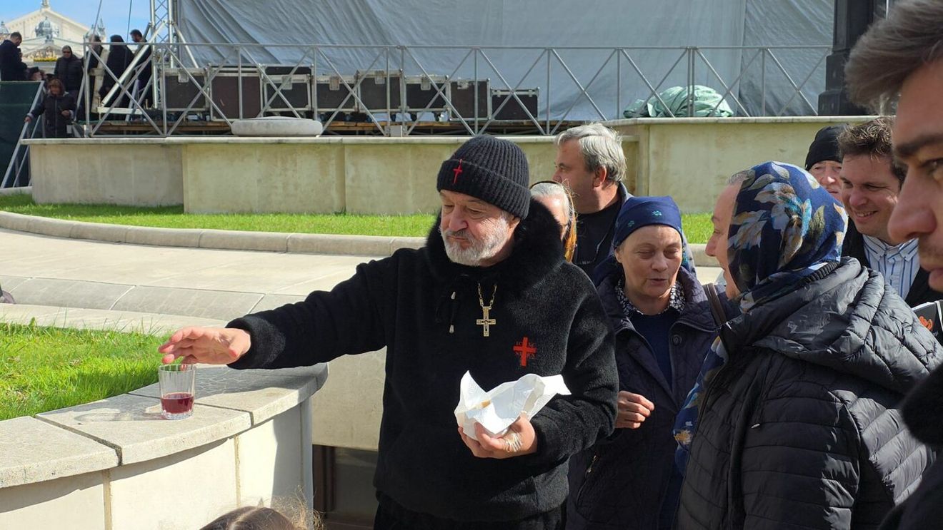 Gigi Becali a ajuns la pelerinajul de zeci de mii de oameni de la Iaşi. Cum a fost primit miliardarul la moaştele Sfintei Parascheva