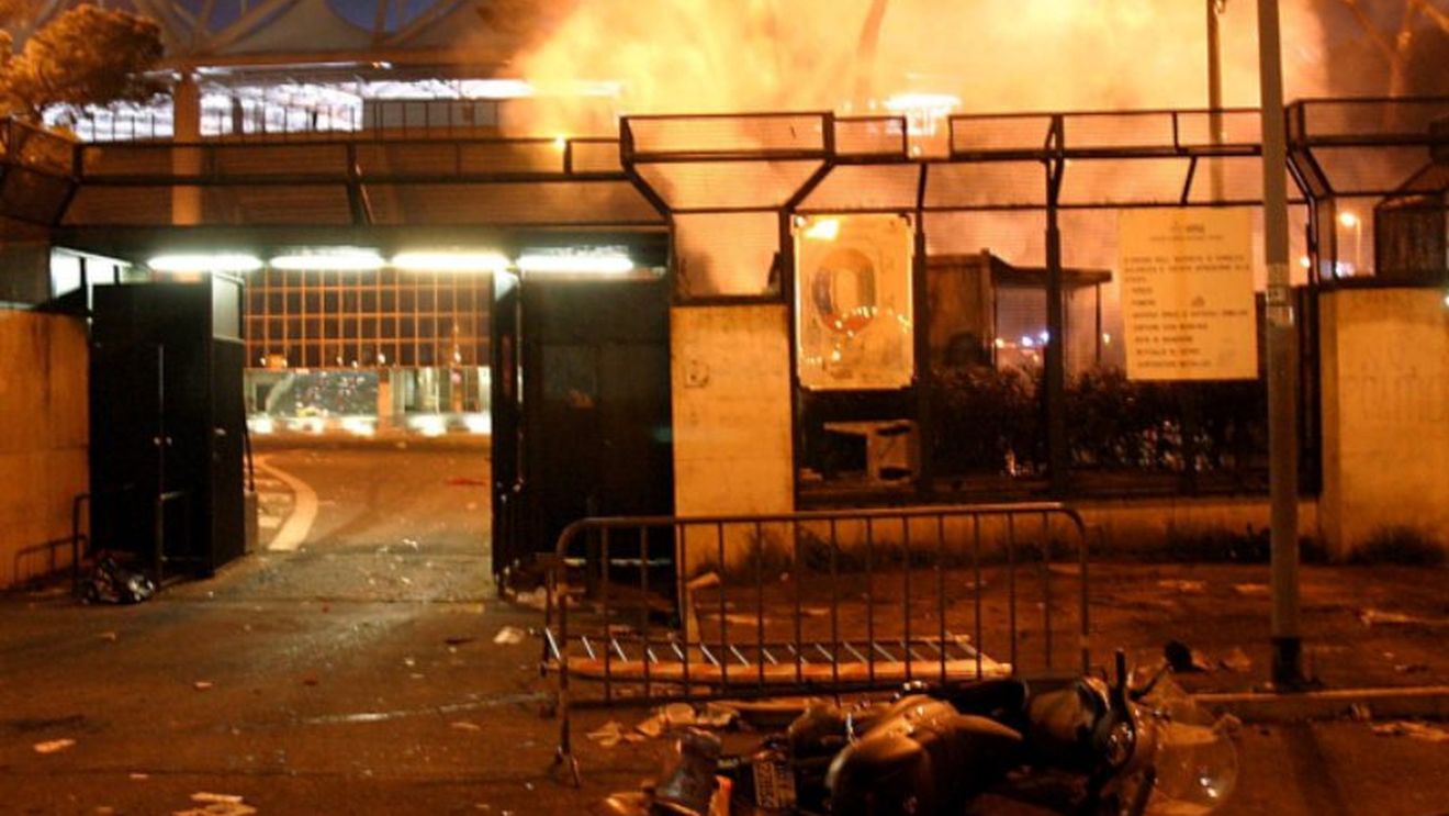 Arde Roma!** Fanii au folosit bombe artizanale într-un protest la adresa conducerii!