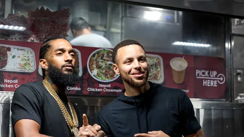 FOTO | Sportul e alături de familia rapperului ucis în Los Angeles! Cum l-au omagiat numele mari din NBA pe Nipsey Hussle, artistul împușcat de cinci ori în fața magazinului său din Crenshaw

