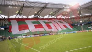 FOTO - Un steag imens ocupă locul fanilor Legiei în peluza închisă de UEFA