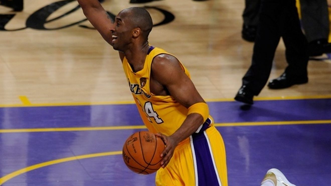 Kobe Bryant a fost operat la genunchi! Vezi când va reveni starul celor de la LA Lakers!