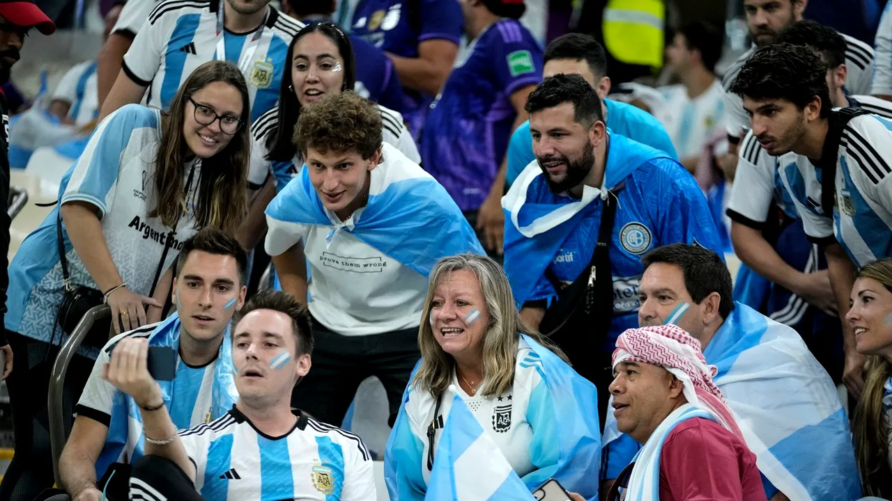 Sărbătoare de zile mari a argentinienilor, după ce Brazilia a fost eliminată de Croația de la Campionatul Mondial din Qatar! Ce au făcut suporterii, dar și jurnaliștii prezenți pe Lusail Stadium la duelul cu Olanda