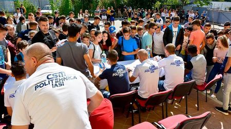 În uniforma lui Ștefan Bănică! Ani de liceu 2018: Flavius Stoican și jucătorii Politehnicii le-au oferit elevilor Colegiului "Gheorghe Asachi" din Iași bilete pentru meciul cu Dinamo