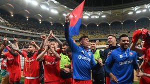 Fotbalistul dat afară de Gigi Becali de la FCSB, prins într-un conflict amoros cu 3 femei! S-a dat la prietena măritată a iubitei sale și a înșelat-o cu sosia Biancăi Drăgușanu