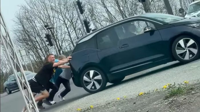 Milionarul de 2,04 metri s-a dus să împingă o mașină electrică rămasă în drum. Cum a reacționat un copil care l-a recunoscut: „Mamă, e chiar el?”
