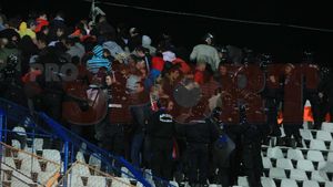 FOTO Fanii lui Dinamo au fost evacuați** la pauza meciului! "A trebuit să o facem!"