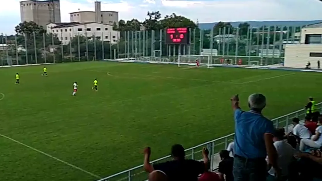 VIDEO | Gol uluitor în Liga 3! Spectatorii s-au ridicat în picioare să aplaude, iar Costin Lazăr a intrat pe teren să-și îmbrățișeze jucătorul. Reușită de generic în Cetatea Turnu Măgurele - Flacăra Horezu