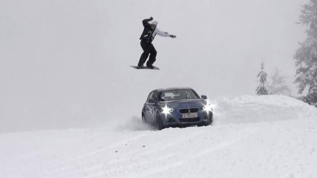 VIDEO:** Show pe pârtia din Predeal, doi schiori se întrec cu un BMW Seria 1 xDrive