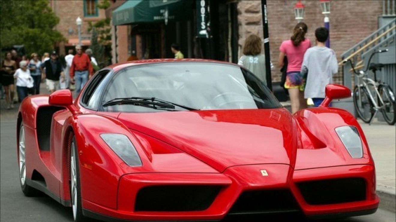 FOTO Cât de nebun să fii?** Un om de afaceri și-a lăsat super-car-ul, un Ferrari Enzo, să "putrezească" pe străzile din Dubai