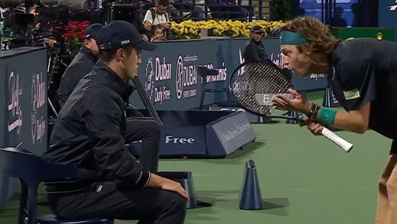 Scandal uriaș în tenis! Numărul 5 ATP, descalificat după ce l-a înjurat în limba rusă pe arbitru, la turneul de la Dubai. VIDEO