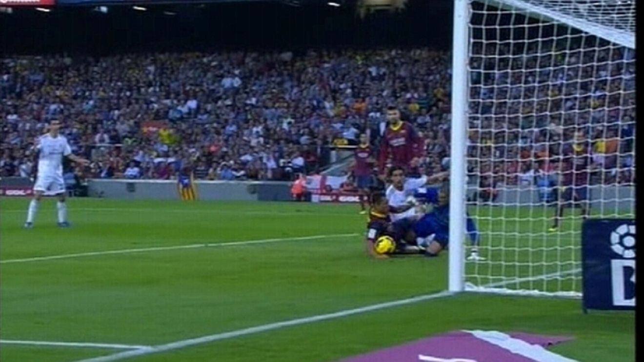 FOTO - Real a cerut penalty, arbitrul a lăsat jocul să continue! Fază controversată fază în El Clasico! A procedat bine?