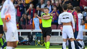 Arbitrul făcut praf de Real Madrid TV înainte de El Clasico a luat o decizie care a declanşat furia dezlănțuită a Barcelonei! Nu a dat penalty la un henț al lui Tchouameni, deşi a fost chemat la VAR