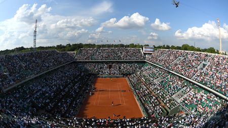 Turneul care nu vinde bilete la poartă și mesajul care se aude non-stop în difuzoare. Corespondență de la Paris