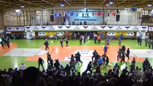 VIDEO | Bătaie pe parchet la Focșani! Fanii Stelei au sărit peste galeria lui Dinamo, Jandarmeria a intervenit în forță. Spectatorii, evacuați