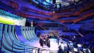 Imaginea anului cu Răzvan Burleanu și Edi Iordănescu, cu câteva minute înainte de tragerea la sorți pentru EURO 2024! Cum au fost surprinși pe transmisiunea UEFA. FOTO