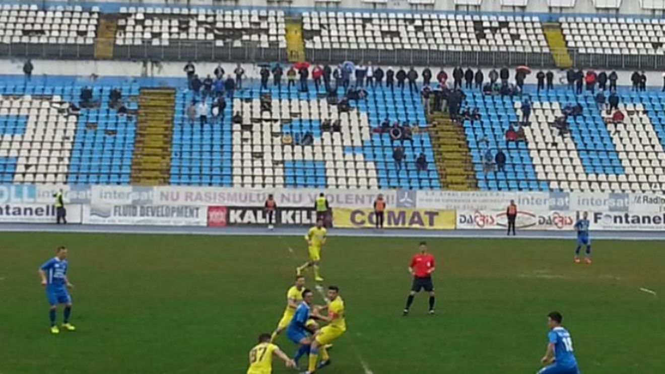 Farul - Steaua 1-2. Gâlcă nu s-a putut baza pe 9 jucători, dar Bourceanu nu a prins primul "11". Fanii nu se identifică deloc cu FCSB: "Vrem Steaua adevărată, nu o clonă inventată"